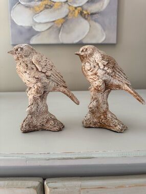 Rustic Cream/Brown Pair of Decorative Bird Sculptures made of Resin- Set of 2